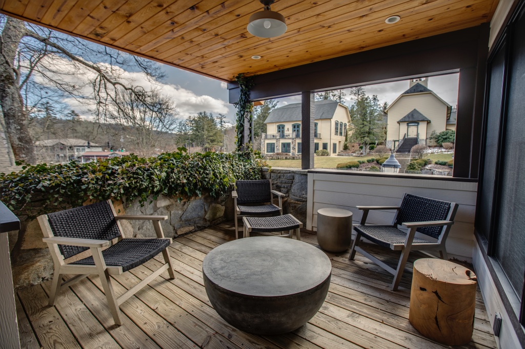 Lofts-Rav porch